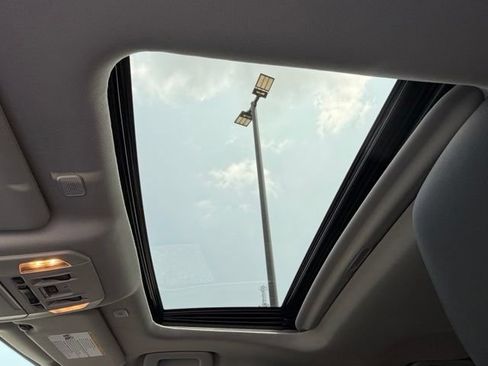 Used 2025 Toyota Highlander XLE FWD image 19