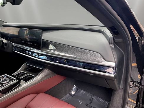 Used 2024 BMW i7 xDrive60 AWD/4WD image 25