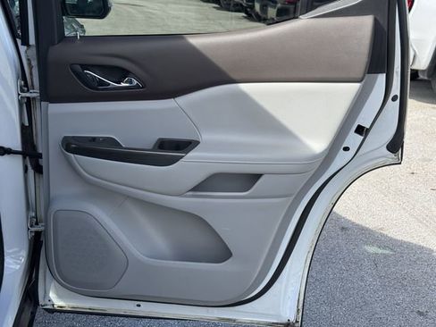 Used 2020 GMC Acadia SLT w/ Driver Alert Package II FWD image 34