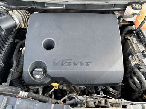 Used 2021 Chevrolet Traverse LT image 25