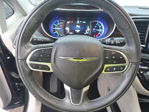 Used 2022 Chrysler Pacifica Limited FWD image 17