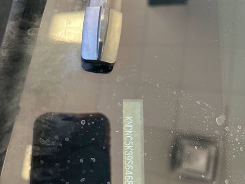 Used 2025 Kia Carnival EX image 2