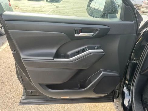 Used 2020 Toyota Highlander XLE image 13