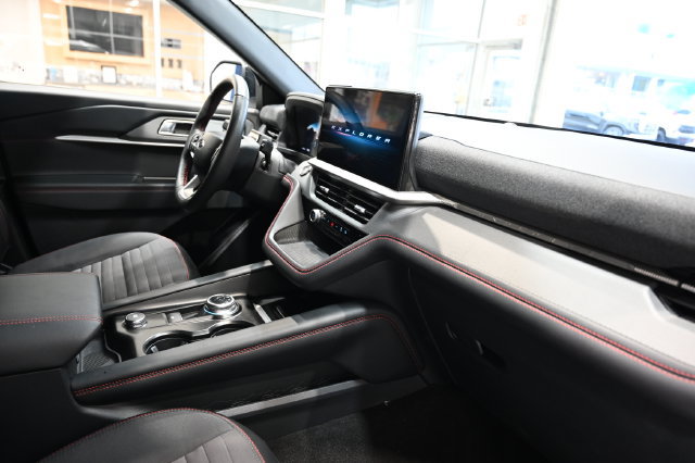 Used 2025 Ford Explorer ST-Line w/ ST-Line Street Pack AWD/4WD image 14