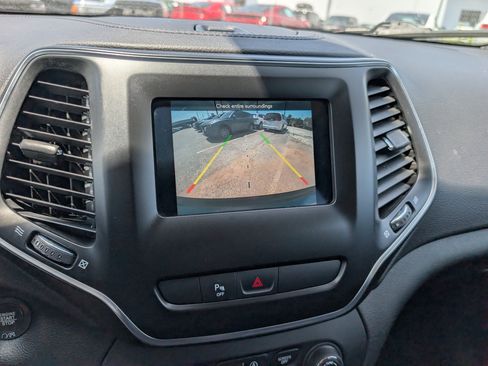 Used 2019 Jeep Cherokee Latitude Plus w/ Comfort/Convenience Group AWD/4WD image 30