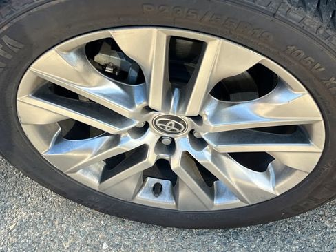 Used 2021 Toyota RAV4 XLE Premium image 10