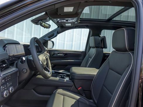 New 2026 Chevrolet Suburban Premier image 17