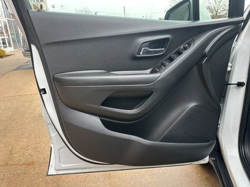 Used 2022 Chevrolet Trax LS w/ Tint and Cruise Package image 23