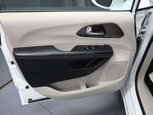 Used 2018 Chrysler Pacifica Touring Plus w/ Tire & Wheel Group image 10