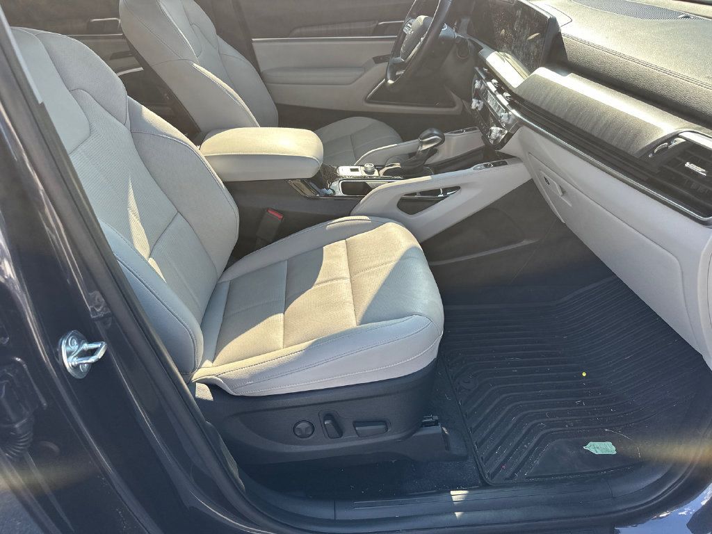 Certified 2025 Kia Telluride EX w/ EX Captain's Chair Package AWD/4WD image 13