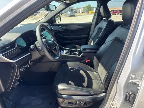 Used 2023 Jeep Grand Cherokee Altitude AWD/4WD image 2
