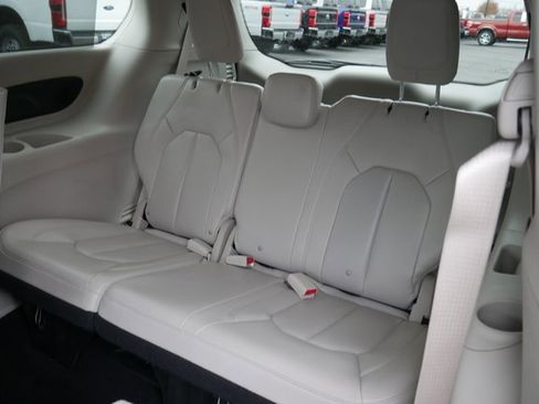 Used 2021 Chrysler Pacifica Touring-L image 26