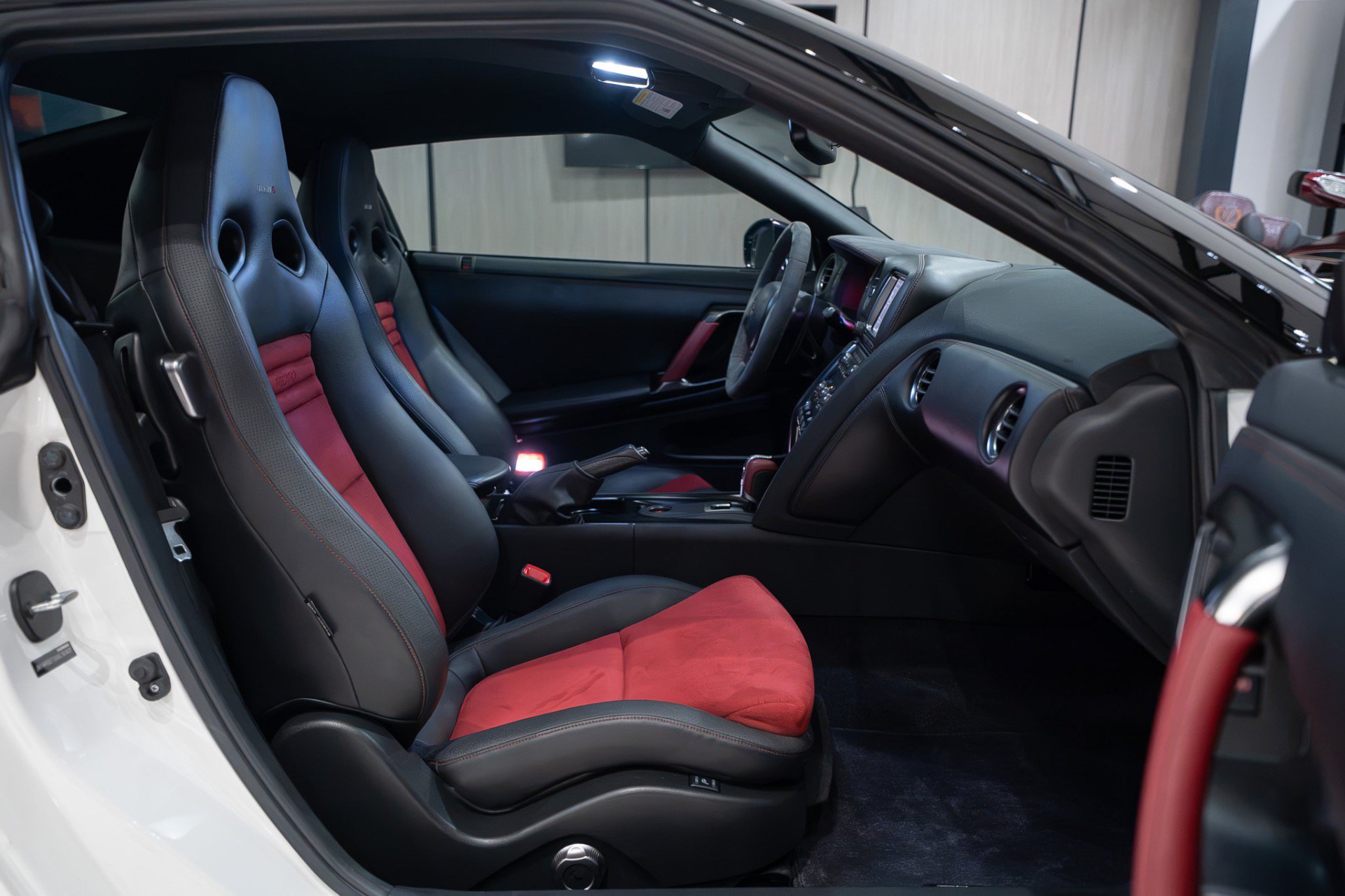 Used 2016 Nissan GT-R NISMO AWD/4WD image 29