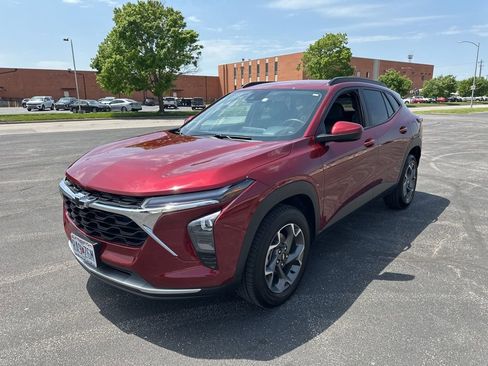 Used 2025 Chevrolet Trax LT w/ Driver Confidence Package FWD image 2