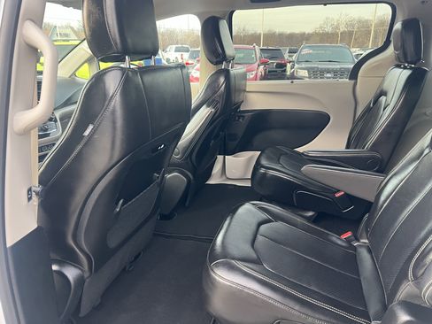 Used 2024 Chrysler Pacifica Touring-L image 16