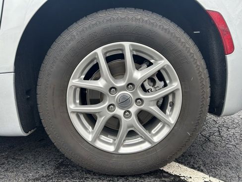 Used 2024 Chrysler Pacifica Touring-L image 28