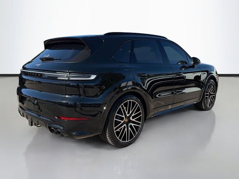 Used 2024 Porsche Cayenne Turbo image 5