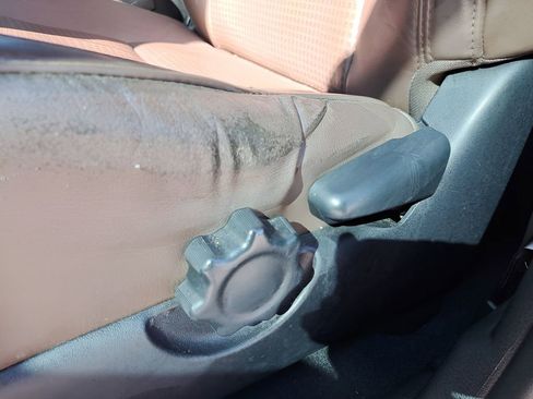 Used 2016 Toyota Tacoma Limited w/ Towing Package image 14