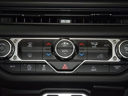 Used 2025 Jeep Wrangler Unlimited Rubicon image 32