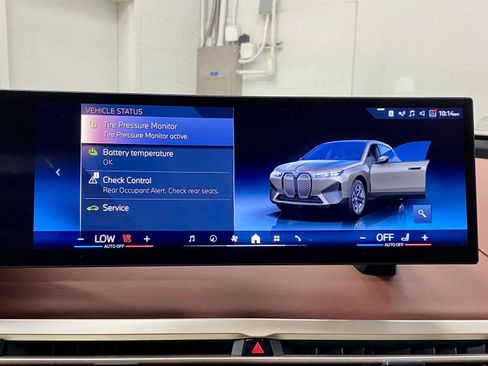 Used 2024 BMW iX xDrive50 w/ Sport Package AWD/4WD image 34