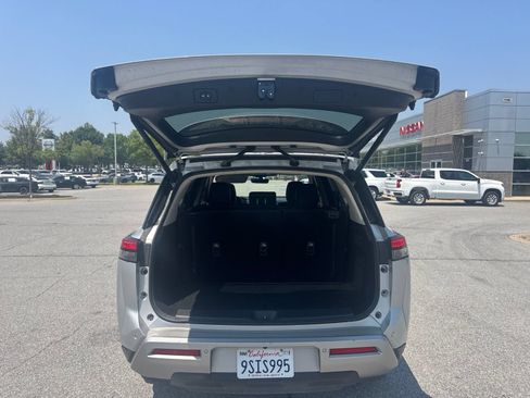 Used 2025 Nissan Pathfinder SL FWD image 7