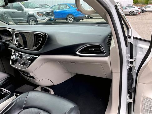 Used 2023 Chrysler Pacifica Touring-L FWD image 13