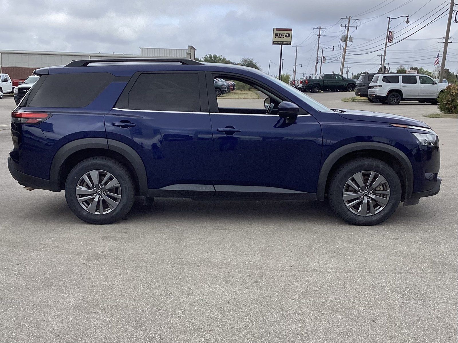 Used 2024 Nissan Pathfinder SV AWD/4WD image 3