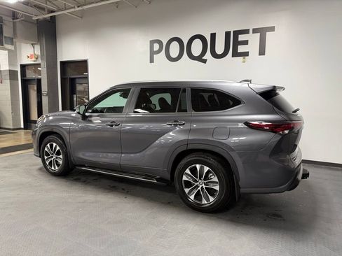 Used 2024 Toyota Highlander XLE image 6