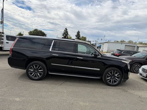 Used 2017 Cadillac Escalade ESV Luxury RWD image 6