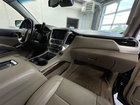 Used 2017 GMC Yukon SLT w/ Premium Edition AWD/4WD image 32