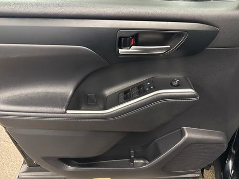 Used 2021 Toyota Highlander XLE image 10