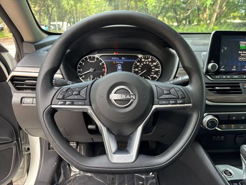 Used 2025 Nissan Altima 2.5 SV FWD image 28
