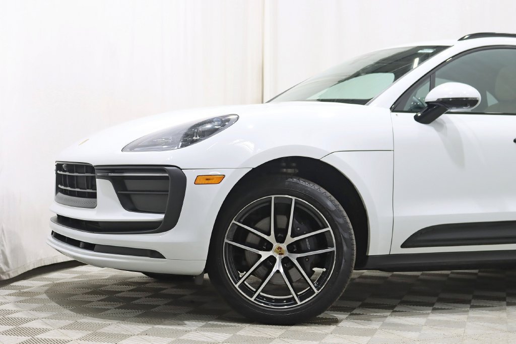 Used 2022 Porsche Macan AWD/4WD image 2
