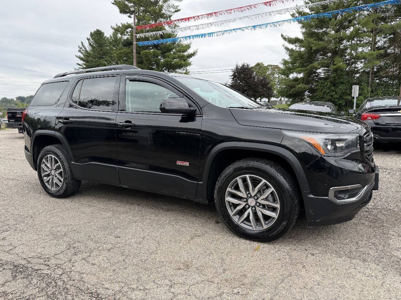 Used 2017 GMC Acadia SLE w/ Driver Alert Package I AWD/4WD image 3