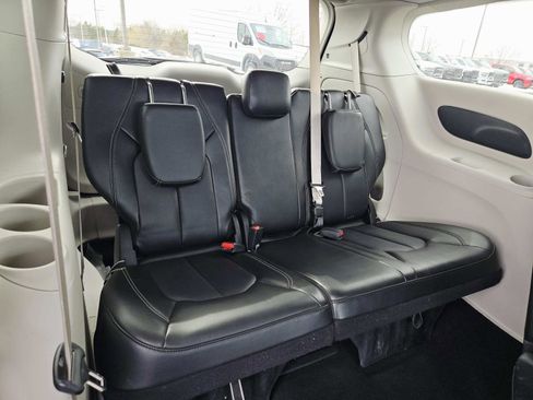 Used 2024 Chrysler Pacifica Touring-L image 16