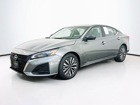 Used 2025 Nissan Altima 2.5 SV image 3