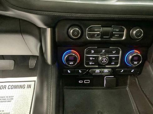 Used 2021 Chevrolet Suburban Z71 w/ Luxury Package AWD/4WD image 18