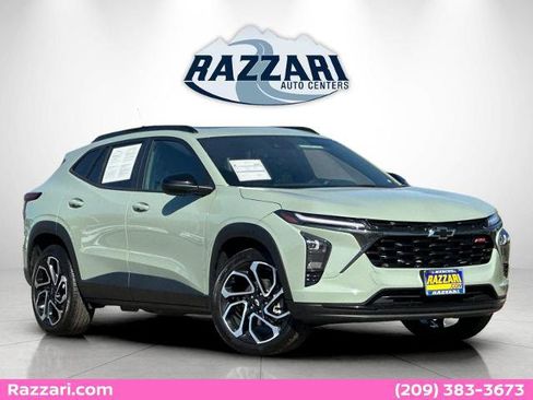 Used 2024 Chevrolet Trax RS w/ Sunroof Package FWD image 1