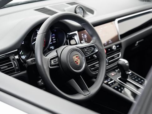 Used 2025 Porsche Macan image 8