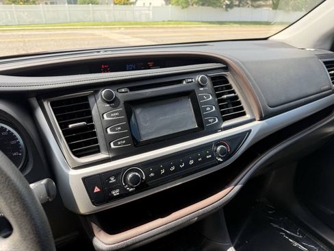 Used 2019 Toyota Highlander LE FWD image 18