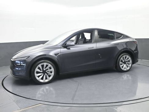 Used 2026 Tesla Model Y 2WD image 2