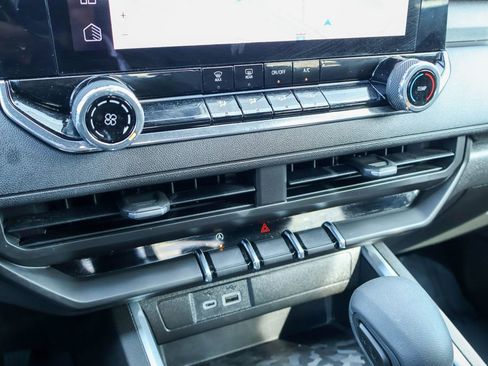 Used 2025 Chevrolet Colorado W/T image 15