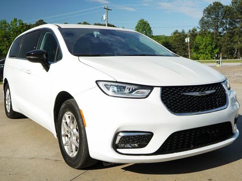 Used 2024 Chrysler Pacifica Touring-L image 36