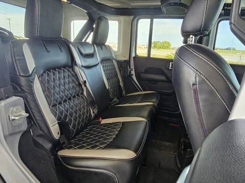 Used 2019 Jeep Wrangler Unlimited Sahara image 19