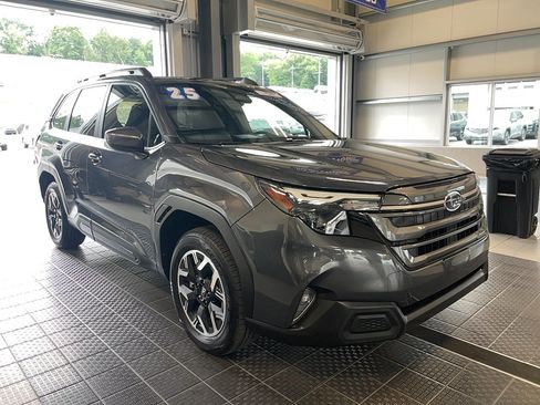 Used 2025 Subaru Forester Premium AWD/4WD image 1