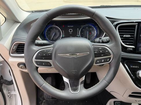 Used 2023 Chrysler Pacifica Touring-L FWD image 21
