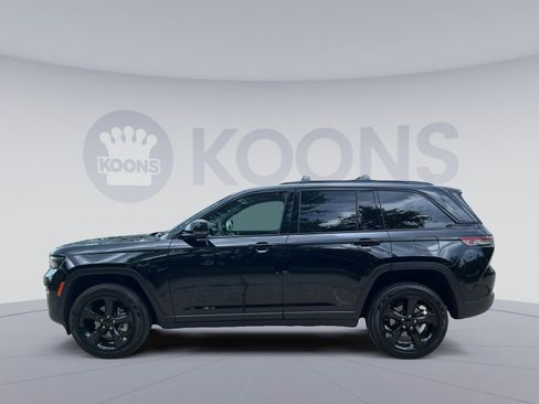 Used 2024 Jeep Grand Cherokee Limited w/ Black Appearance Package AWD/4WD image 13