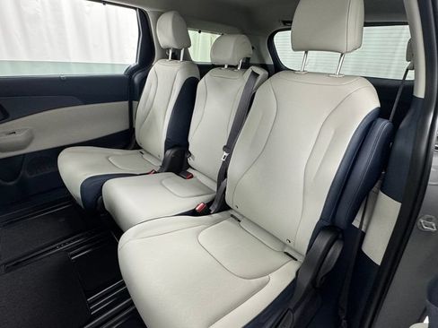 New 2026 Kia Carnival EX FWD image 12
