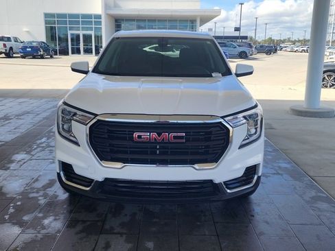 Used 2024 GMC Terrain SLE image 3