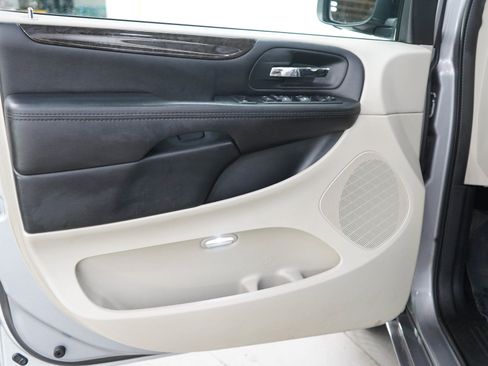 Used 2019 Dodge Grand Caravan SE FWD image 19